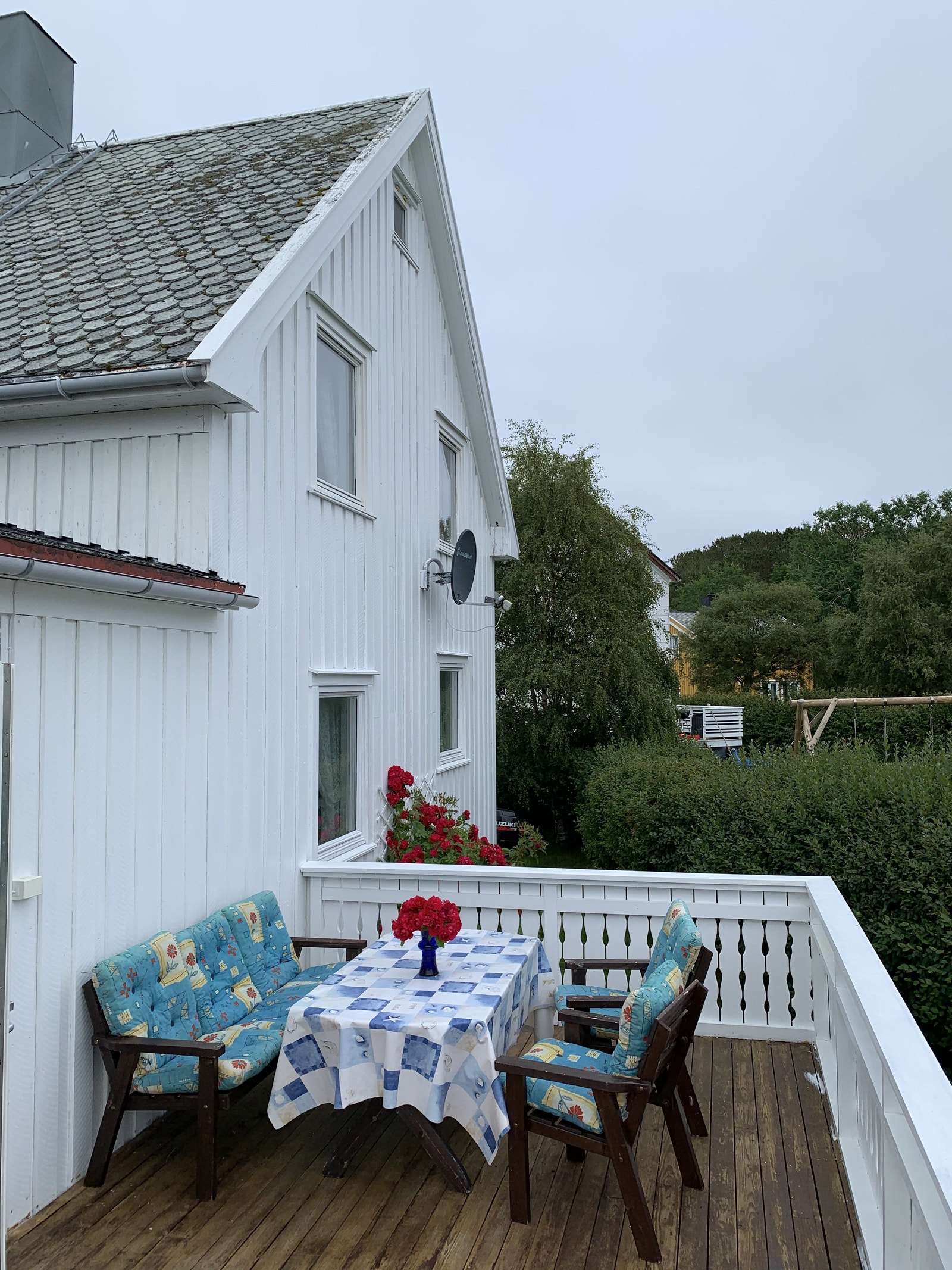 Terasse på ca 40 m2. Her kan man ha langbord med 20 gjester. Galleribilde