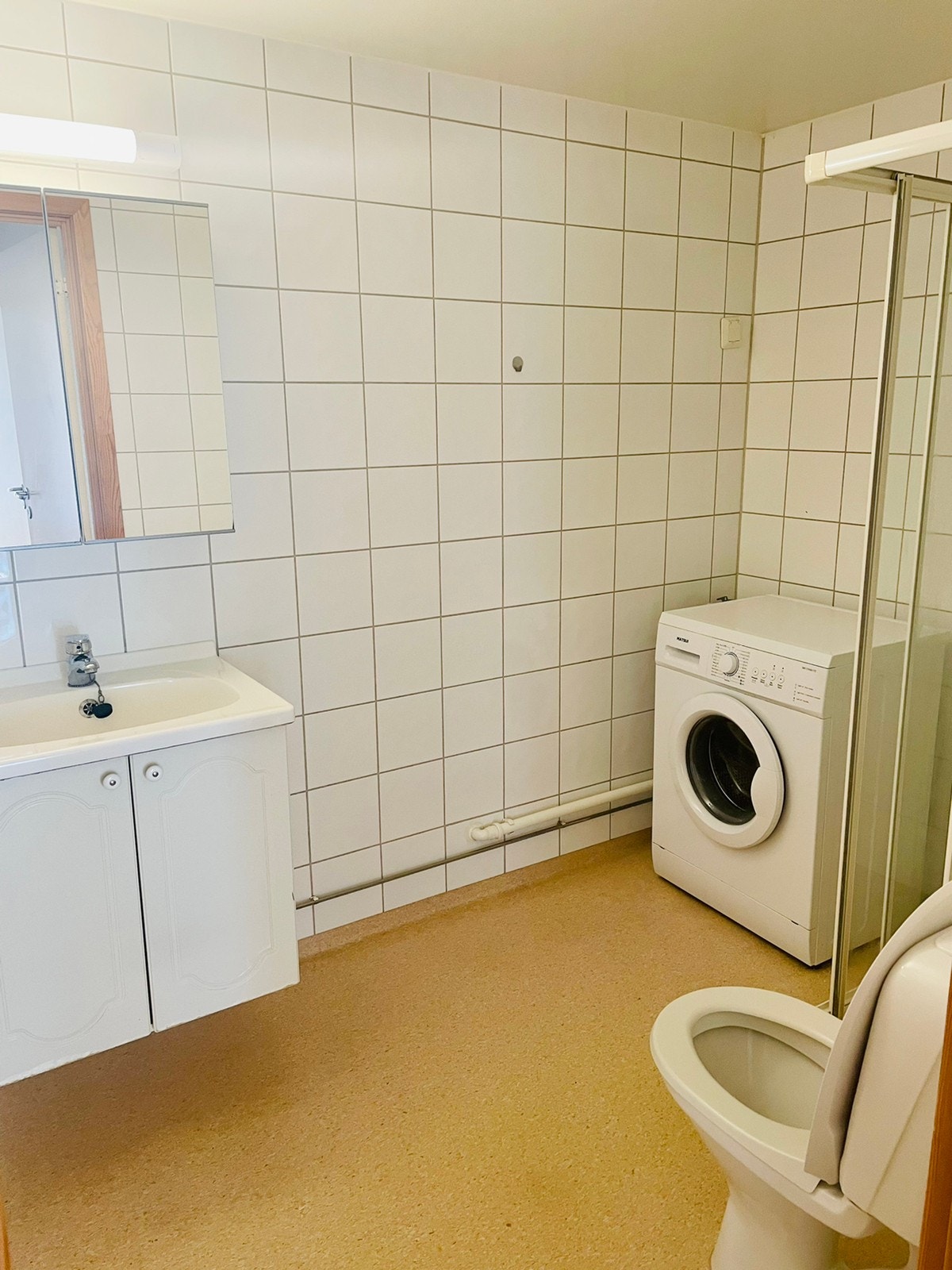 Bad medfølgende vaskemaskin. Varme i gulv Galleribilde