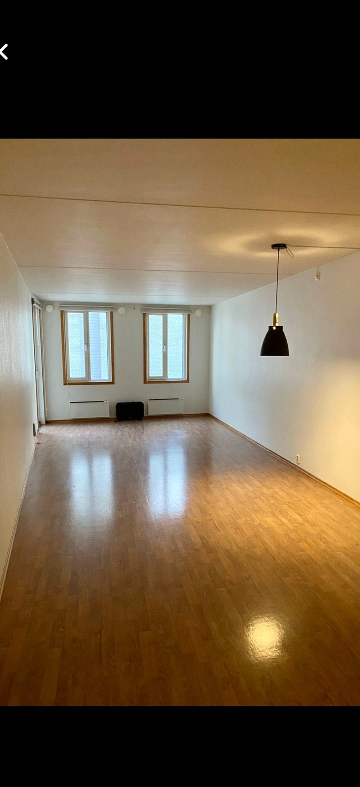 Romslig stue/kjøkken Galleribilde