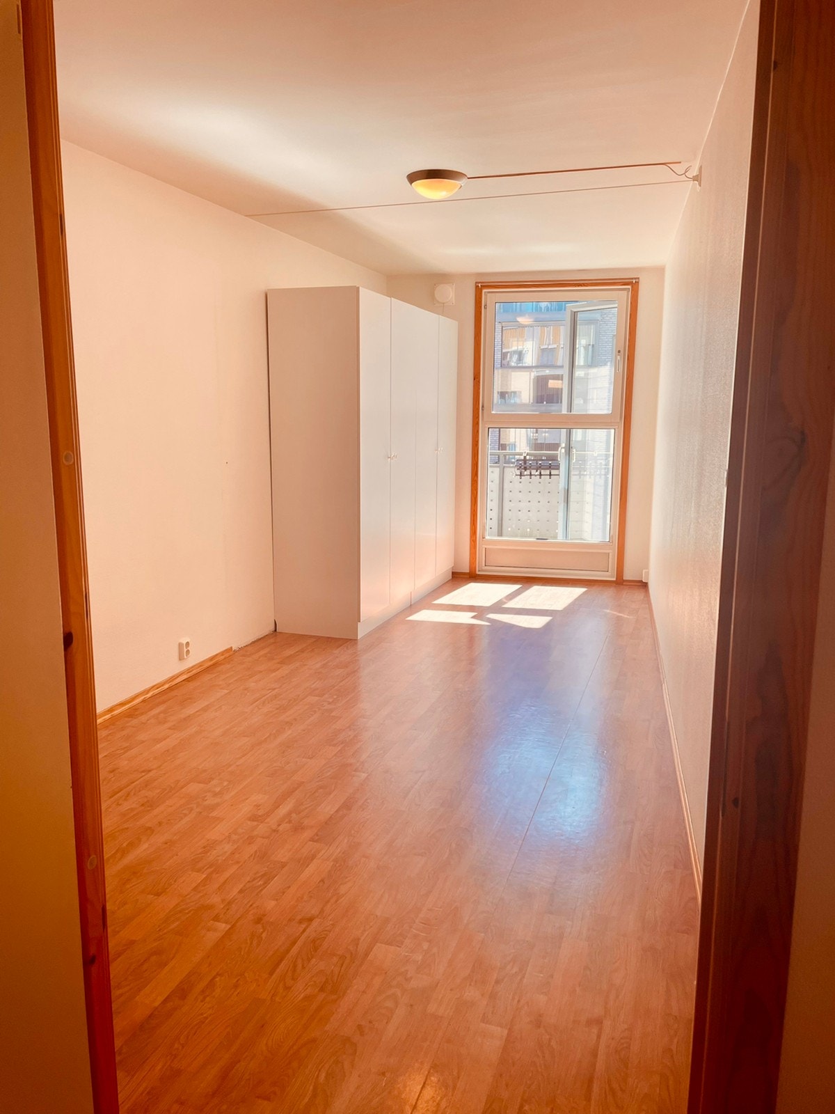 Romslig soverom med garderobeskap Galleribilde