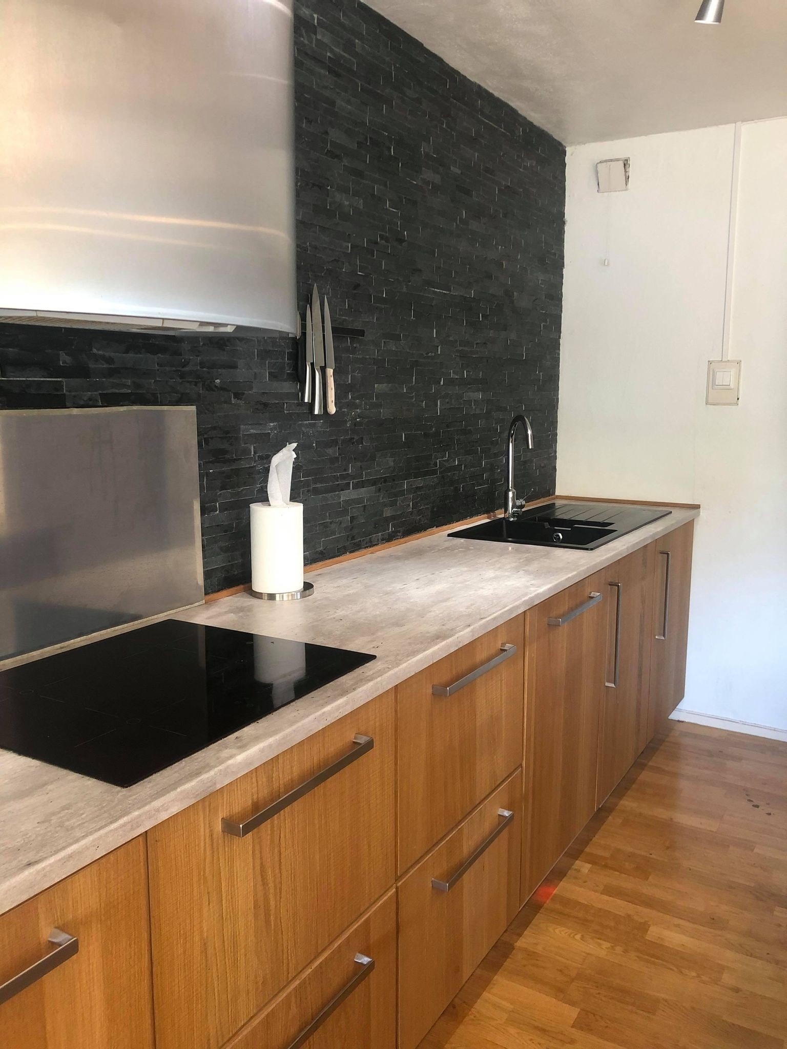 Moderne kjøkken med integrert komfyr, induksjon koketopp, micro og oppvaskmaskin. Frittstående kjøleskap med frysedel. Galleribilde