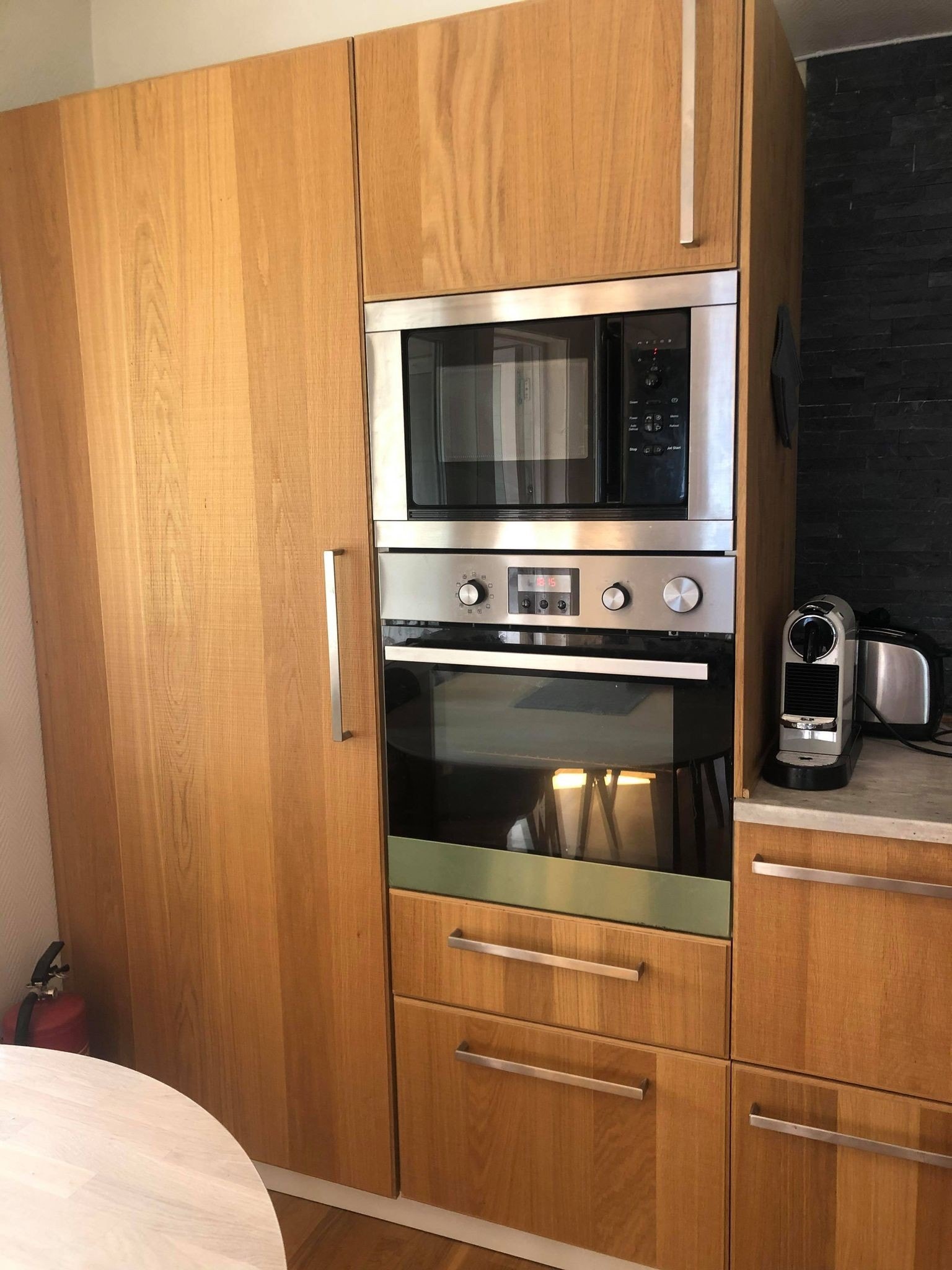 Moderne kjøkken med integrert komfyr, induksjon koketopp, micro og oppvaskmaskin. Frittstående kjøleskap med frysedel. Galleribilde