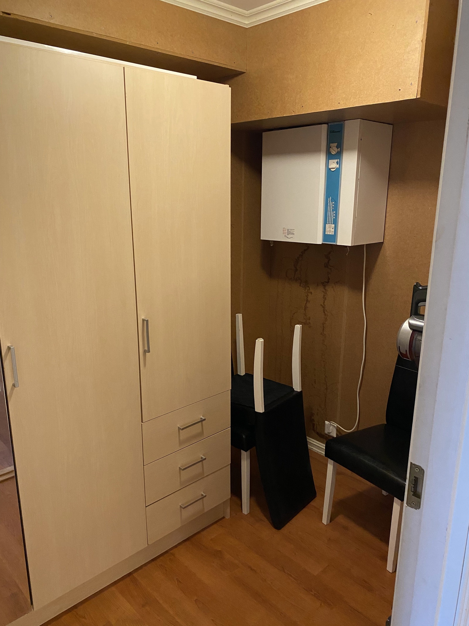 Bod med ventillasjon og garderobeskap Galleribilde