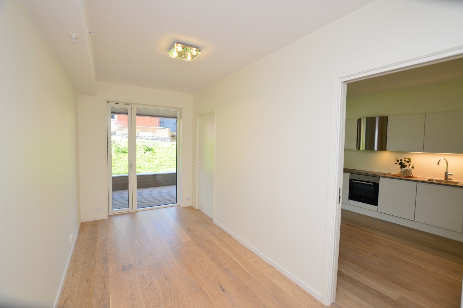 Soverom med plass til 180 seng, stort garderobeskap med skyvedører. Galleribilde