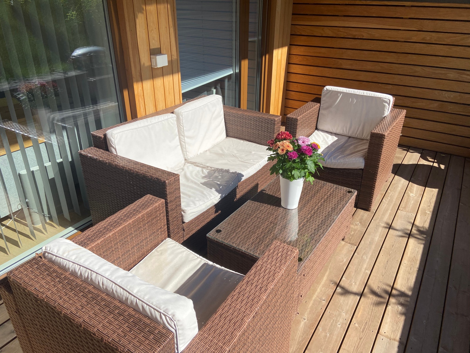 Hyggelig sørvendt terrasse med gode solforhold Galleribilde