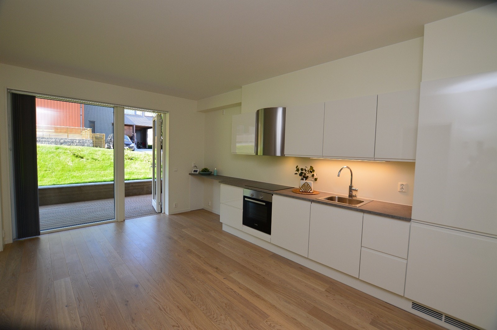 Delikat leilighet med flott kjøkken/stue med utgang til terrasse på 12 kvm. Parkett på gulv. Varme i gulv. Galleribilde