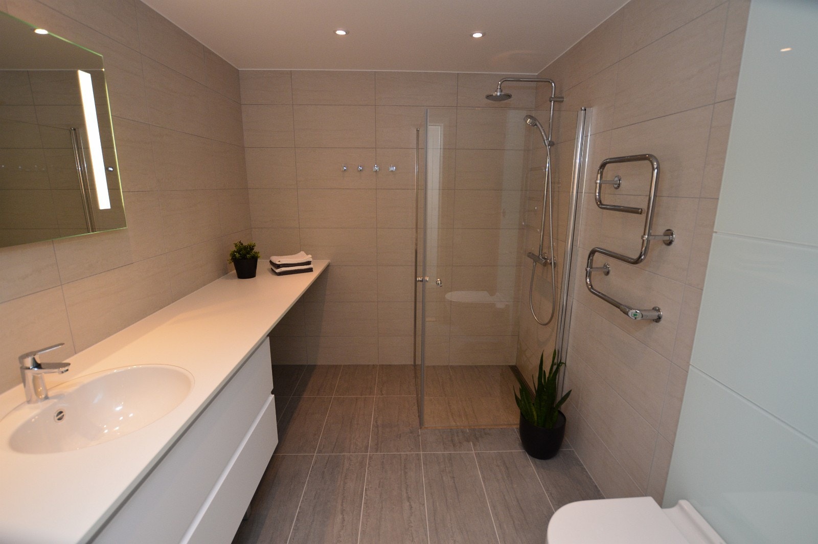 Stort bad med varme i gulv, vaskemaskin og tørketrommel (ikke på bilde). Galleribilde