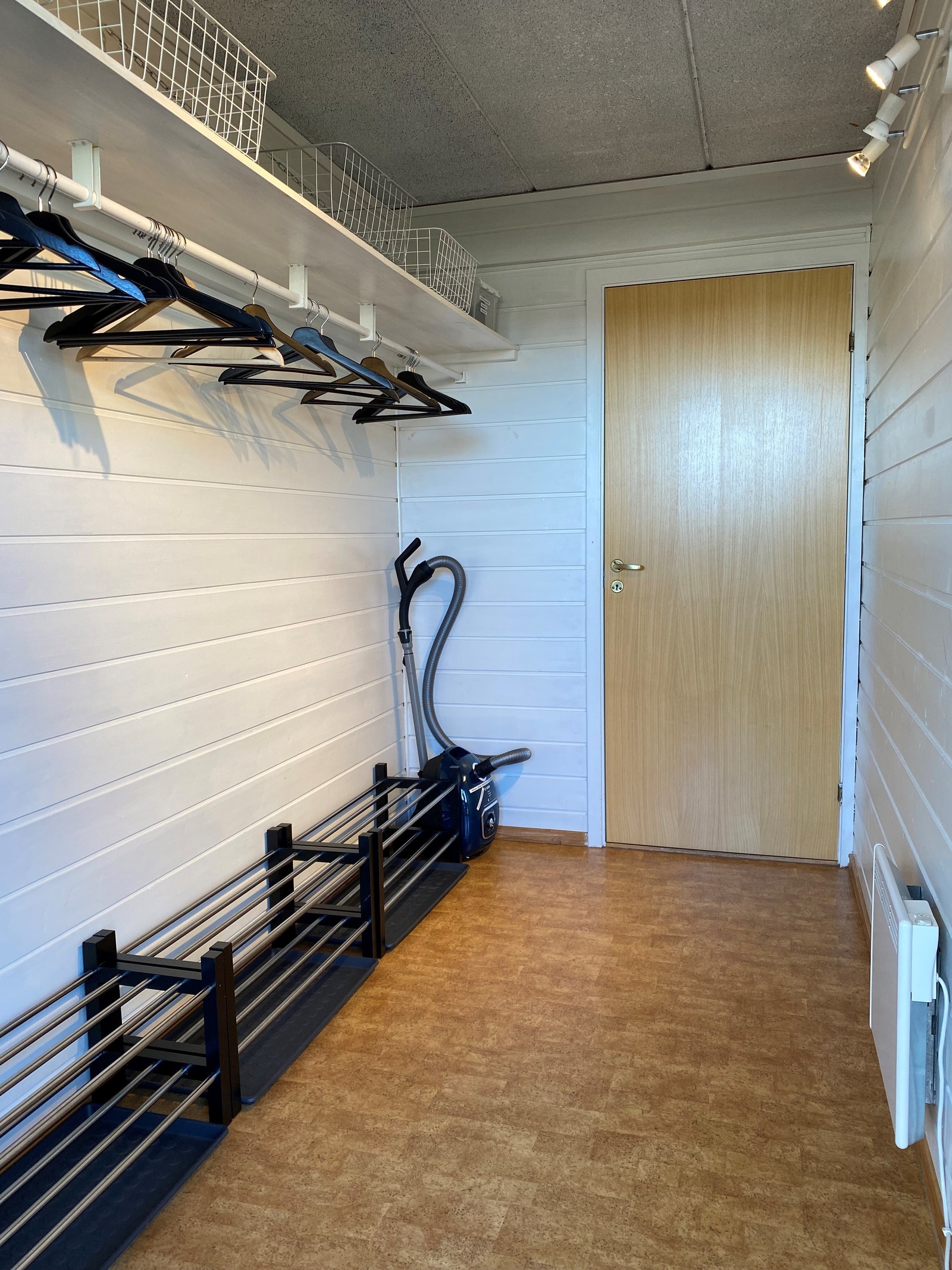 Romslig yttergang med rikelig plass til sko og klær. Egen hylle for oppbevaring pr. hybel. Galleribilde