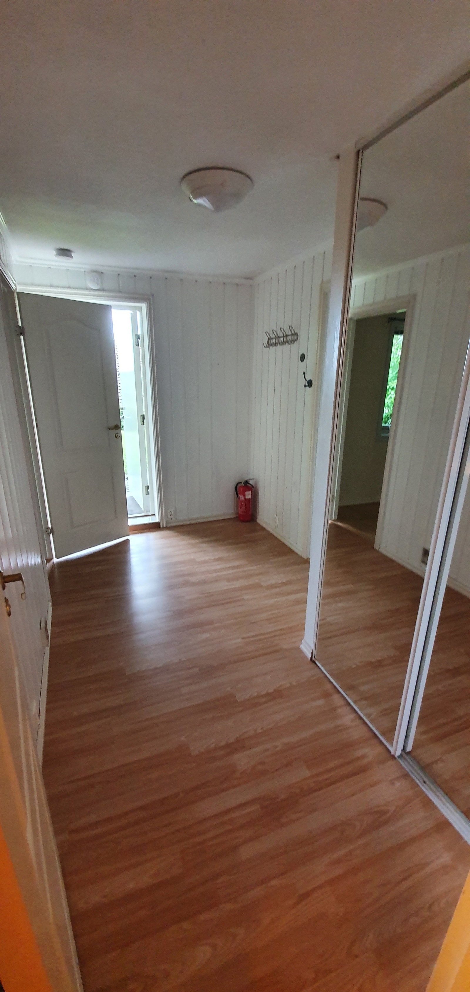 Inngangen med skyvedørsgarderobe med mange kurver. Galleribilde