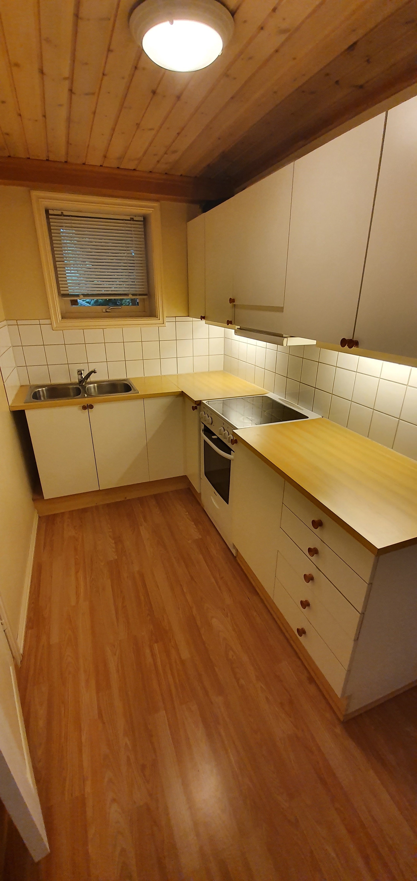 Kjøkken med komfyr og vifte. Galleribilde