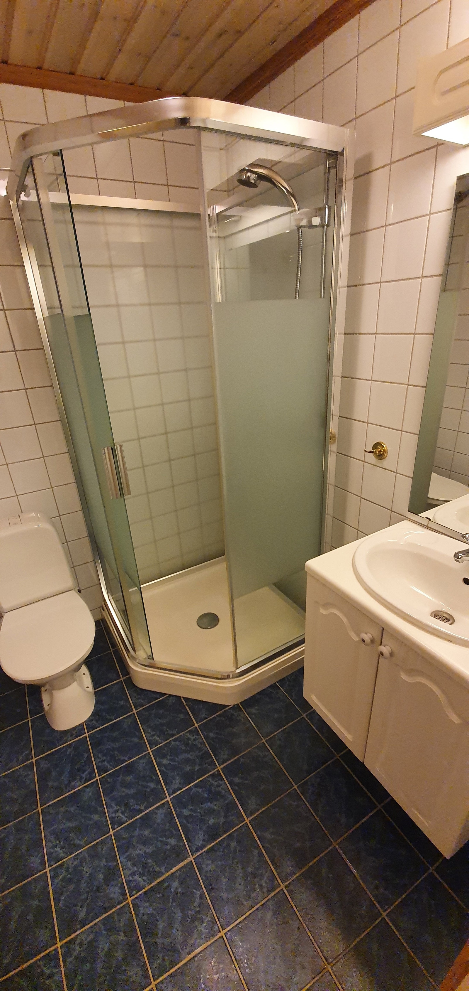 Bad med dusjkabinett Galleribilde