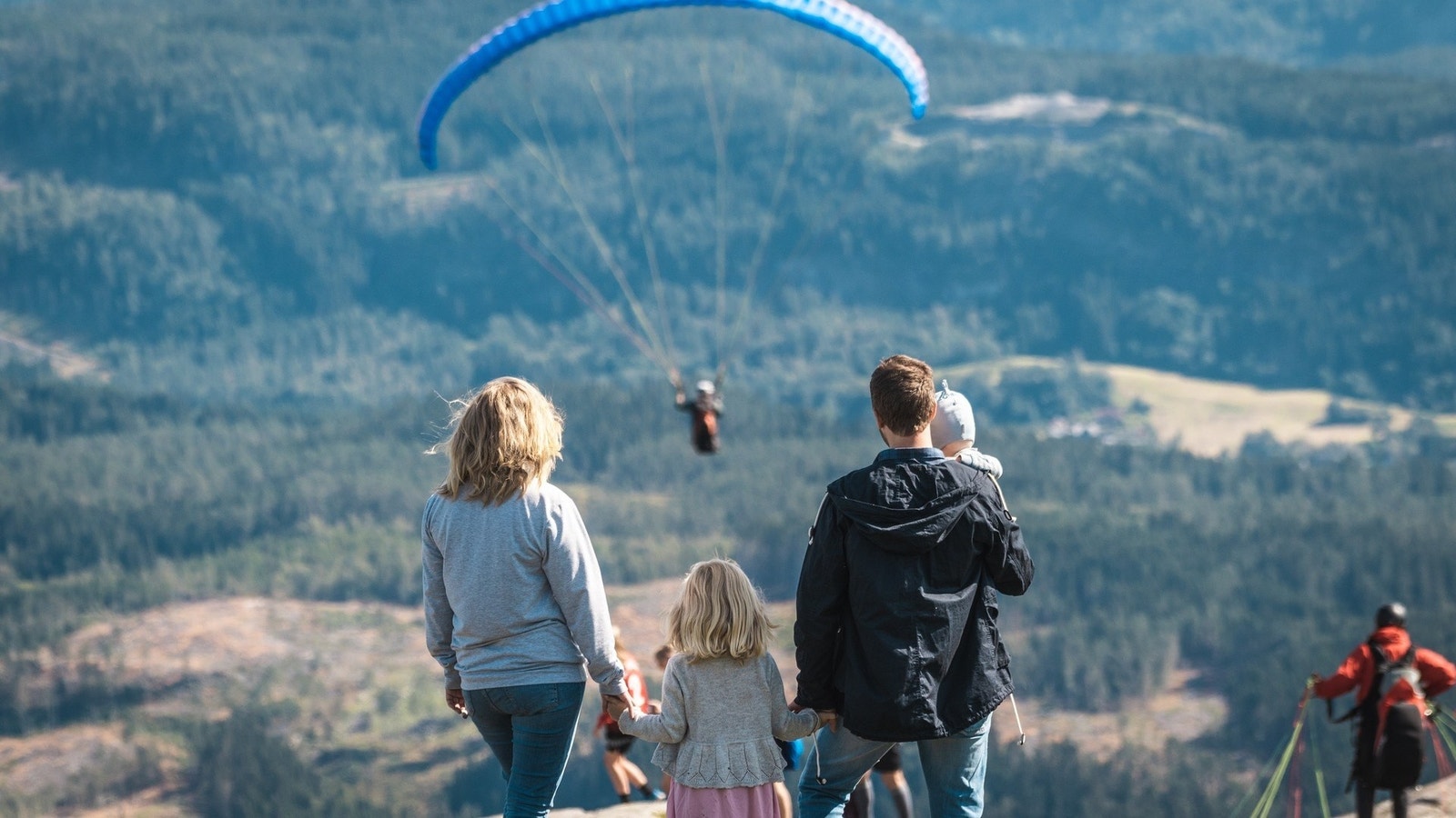 Hang gliding er en populær aktivitet på Voss hele året Galleribilde