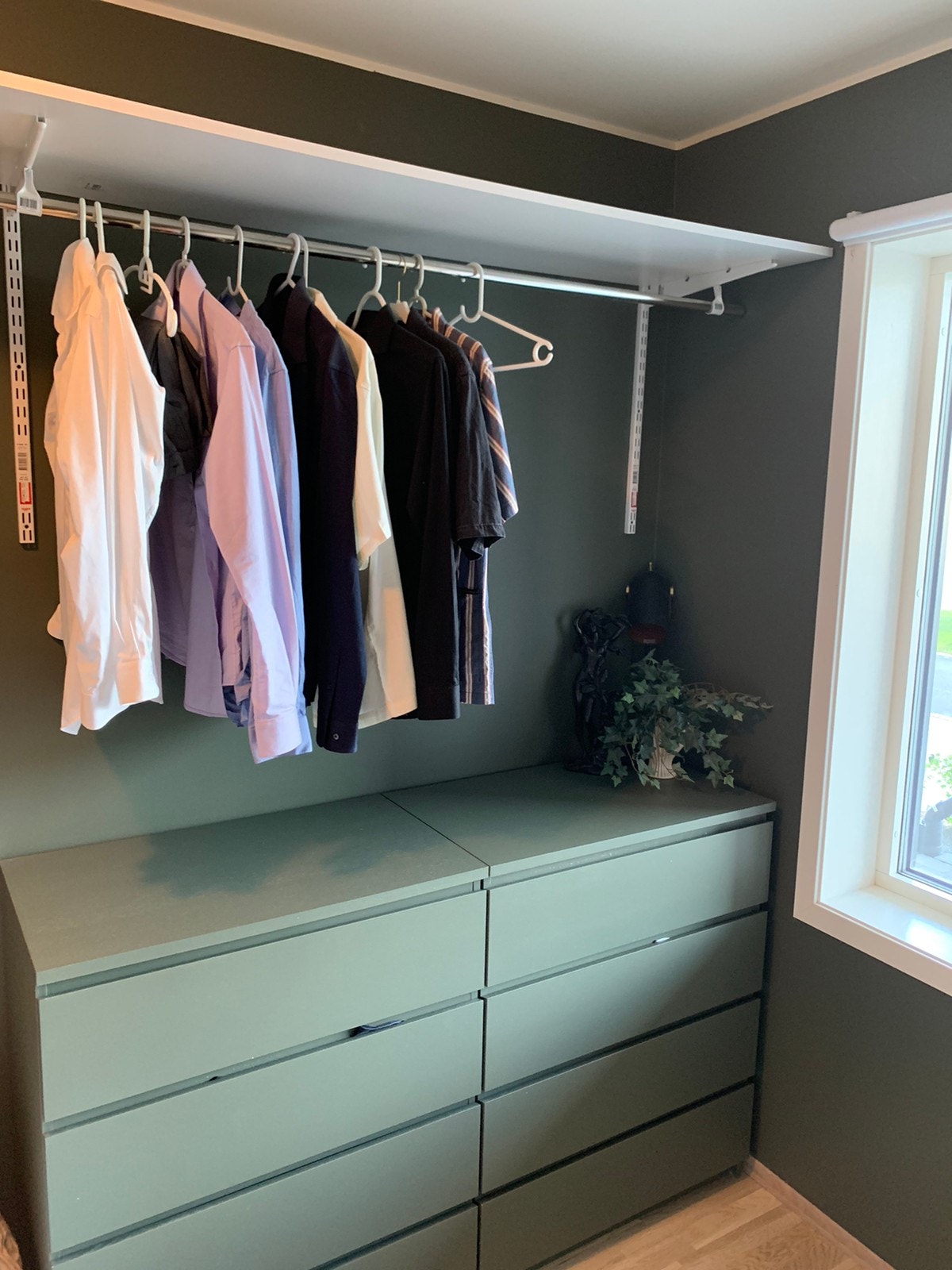 Garderobeløsning som kommer med leilighet, hvis leietaker ønsker. Galleribilde