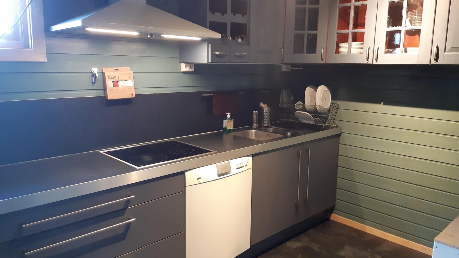 Kjøkken med alt av kjøkkenutstyr Galleribilde