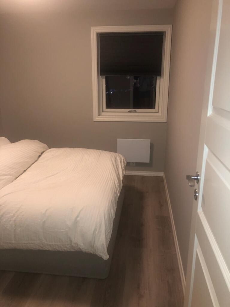 Soverom med plass til dobbeltseng. Skap er montert der. Galleribilde