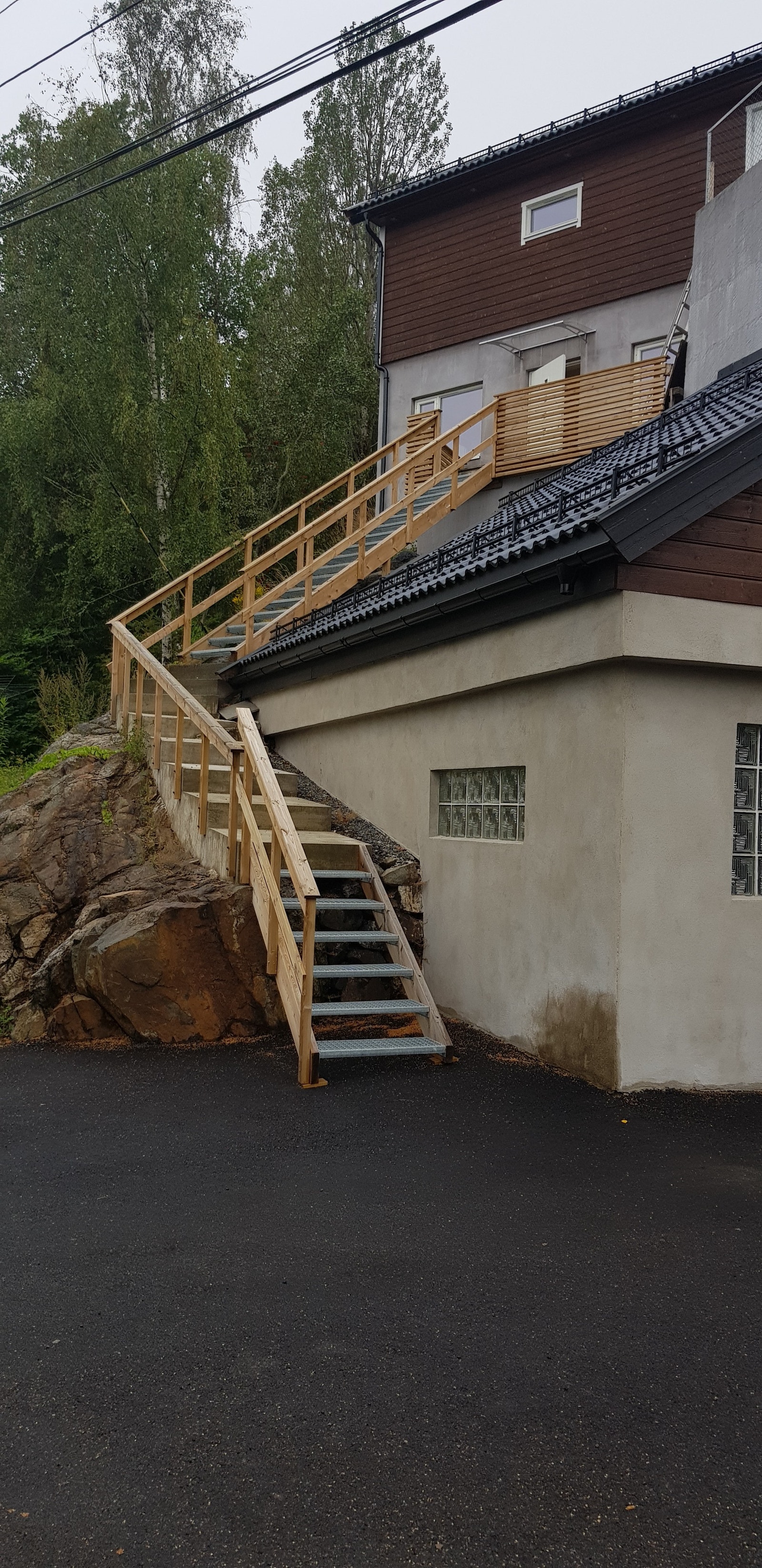 Trapper opp til leiligheten. Parkeringsplass foran trappa. Galleribilde