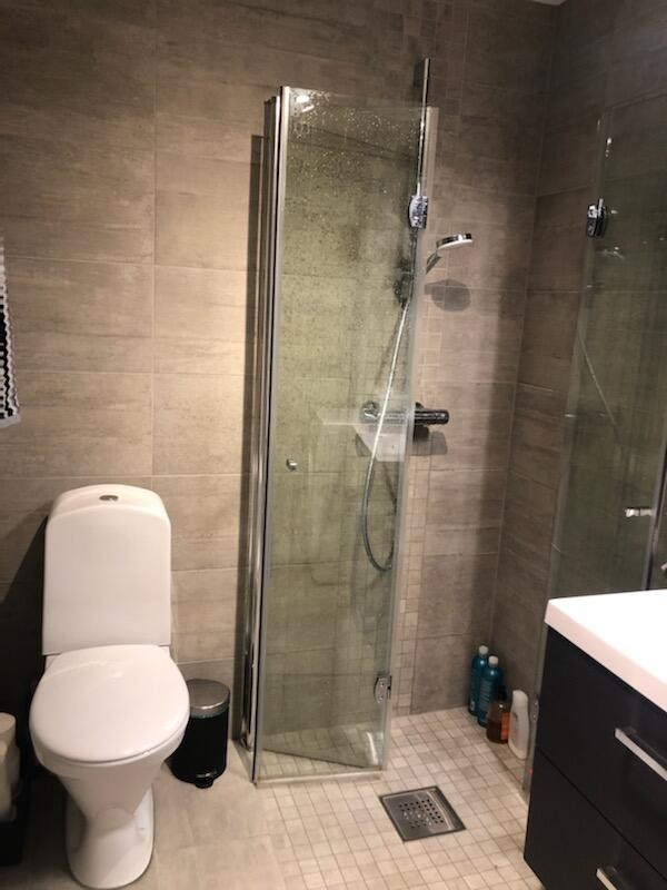 Bad med flislagt bad med varmekabler Galleribilde