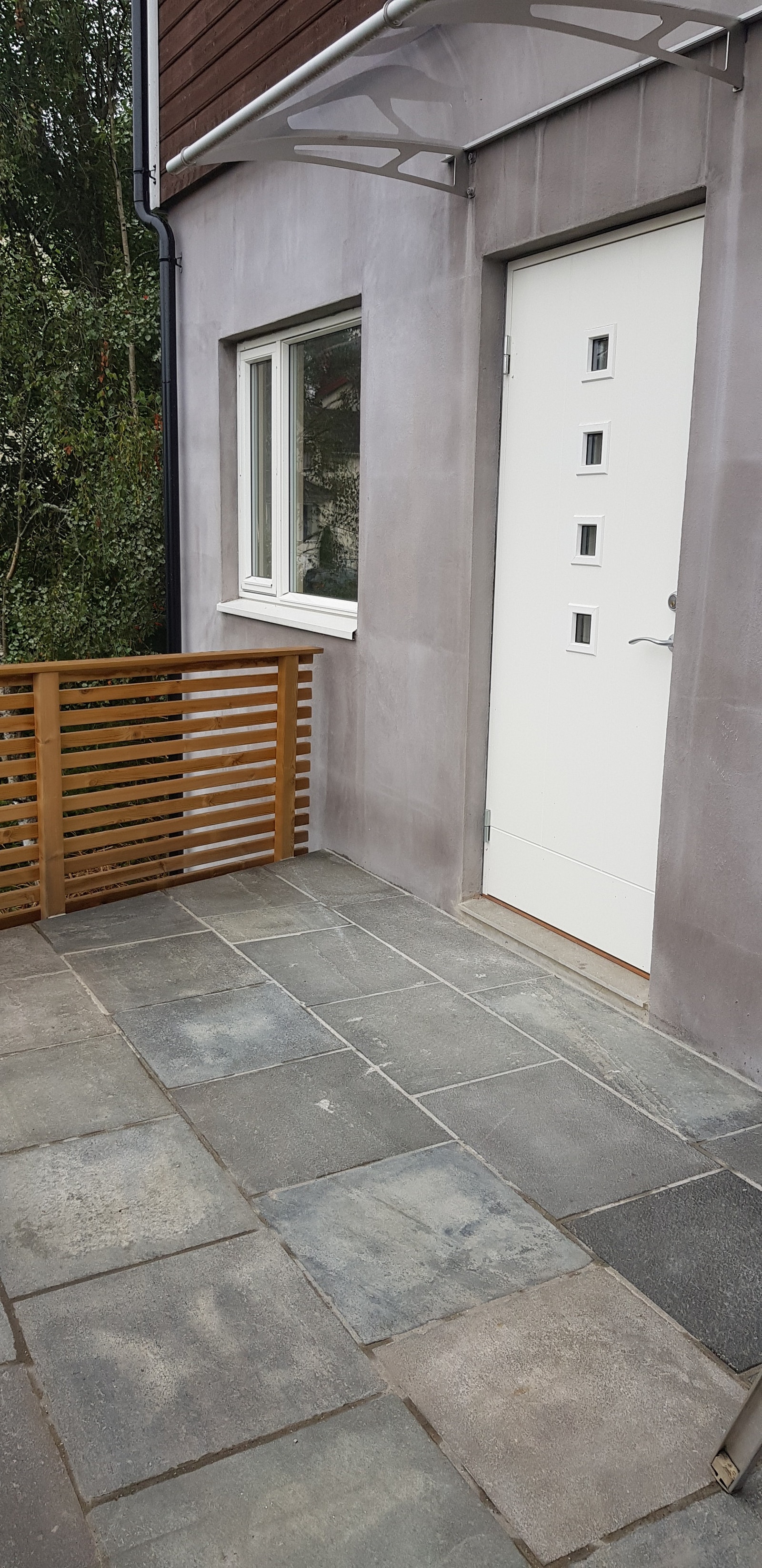 Steinlagt uteplass foran inngangen. God plass til utemøbler, grill etc. Galleribilde