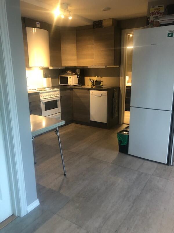 Kjøleskap og oppvaskmaskin medfølger. Galleribilde