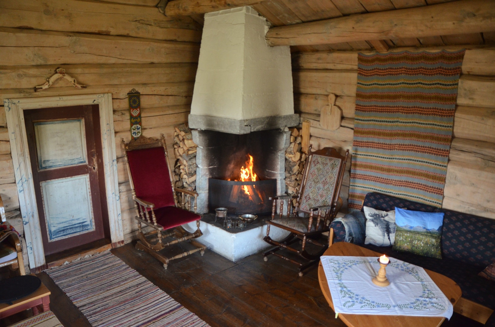 Peisestuen har sofa og stort spisebord. Galleribilde