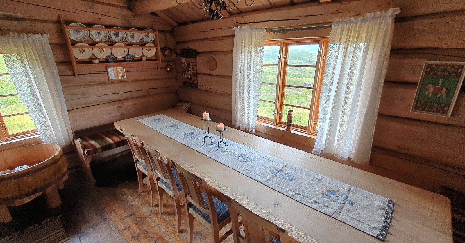 Peisestuen har sofa og stort spisebord Galleribilde