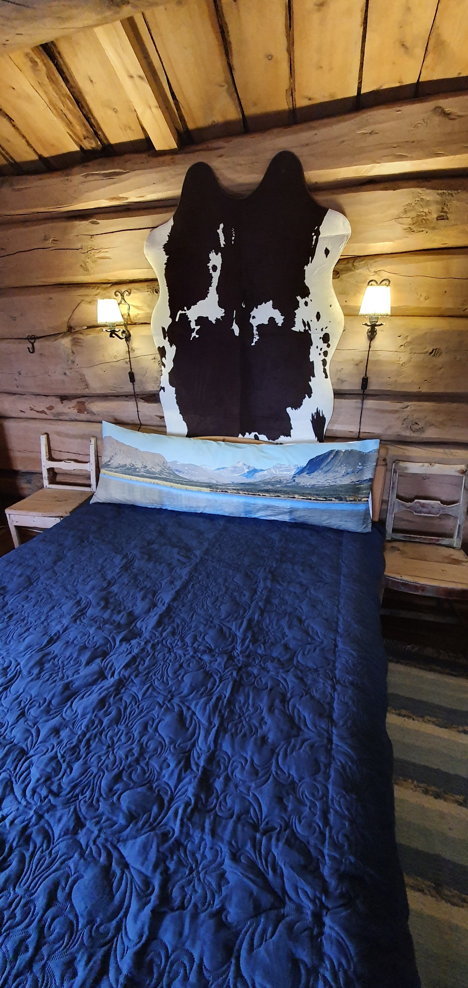 Soverommet er utstyrt med en dobbeltseng (150cm) og to køyesenger, samt to feltsenger. Galleribilde