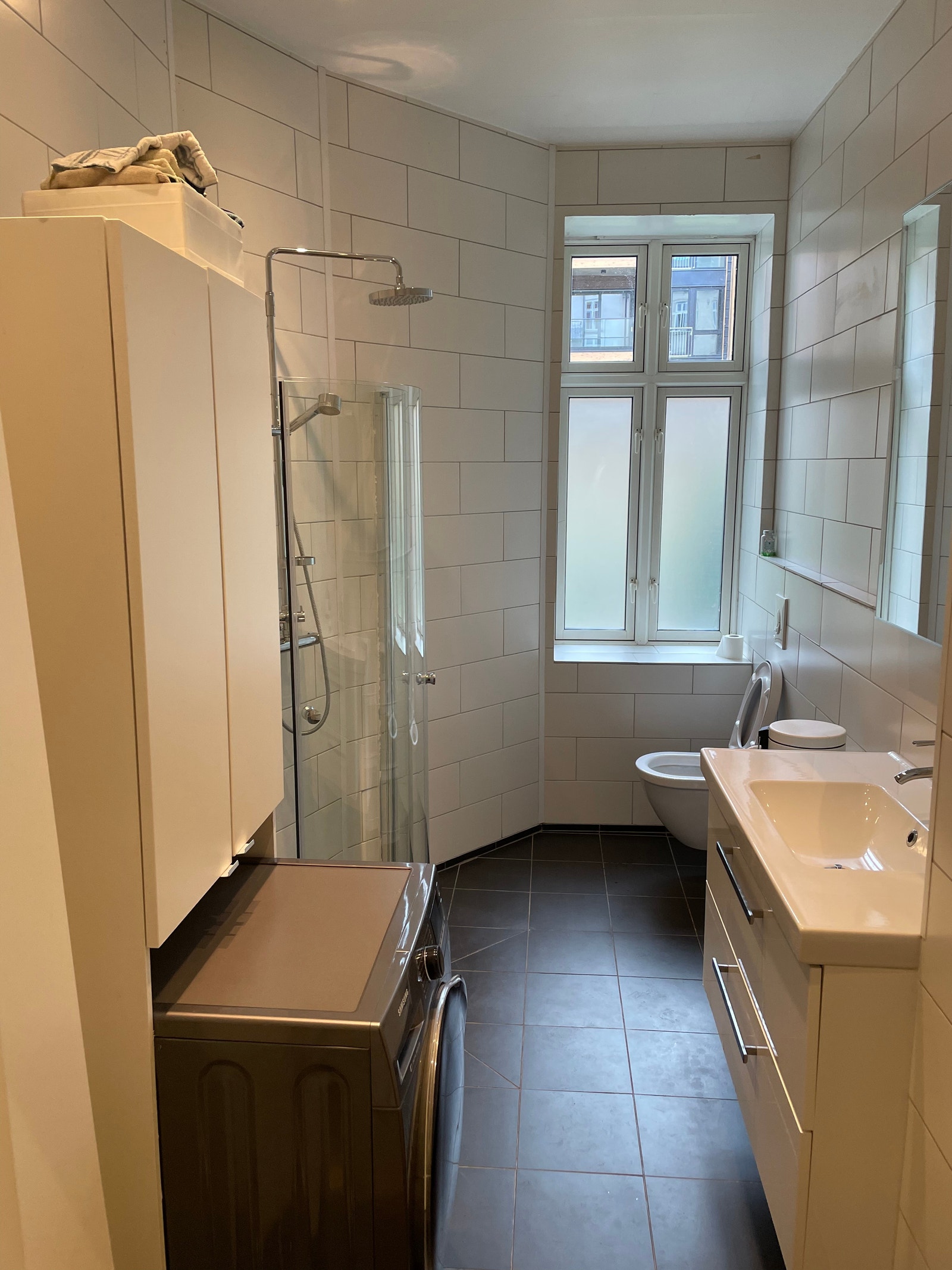 Felles bad med vask/tørkemaskin Galleribilde