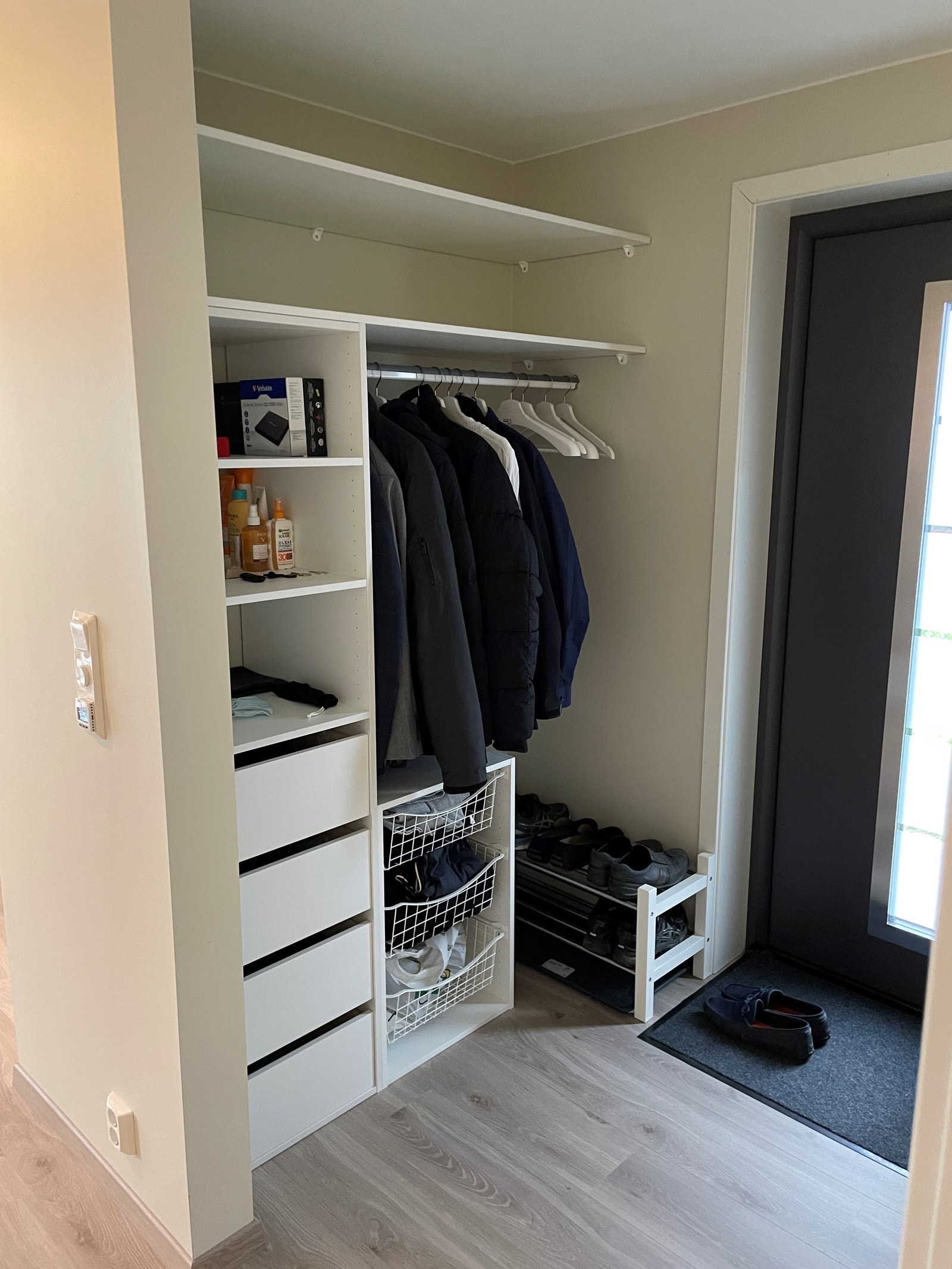 Integrert garderobe i entre Galleribilde