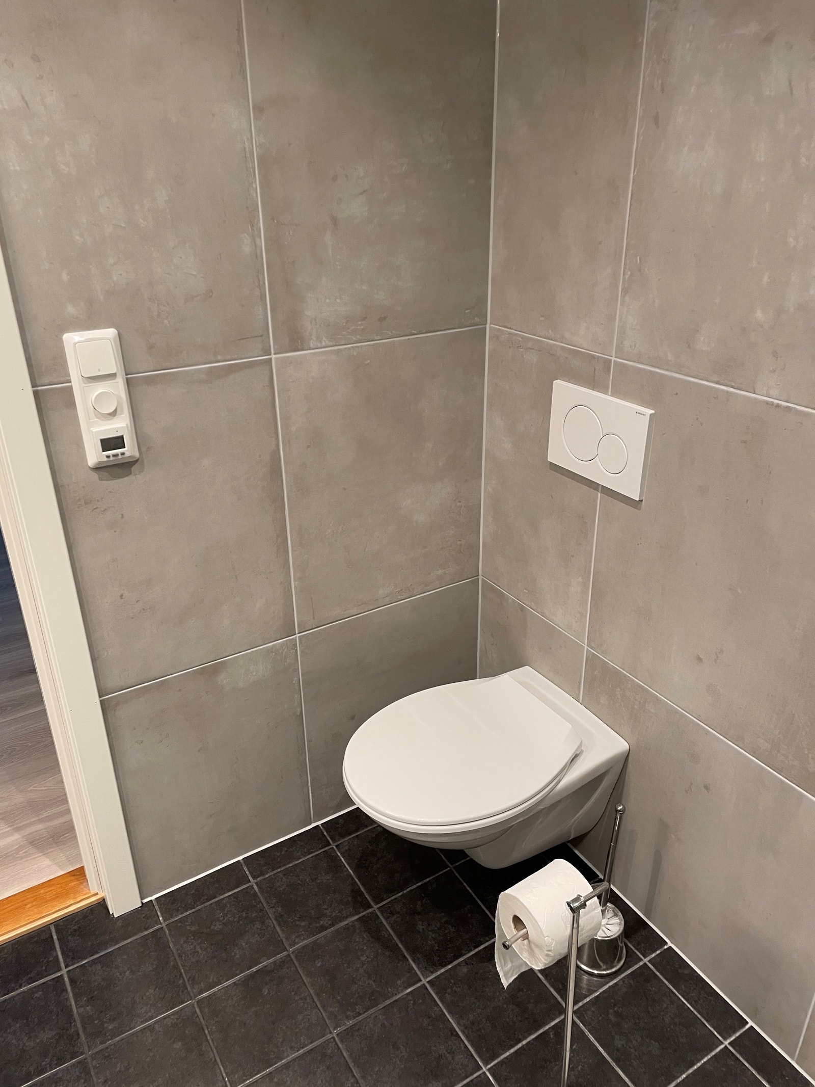 Vegghengt toalett Galleribilde