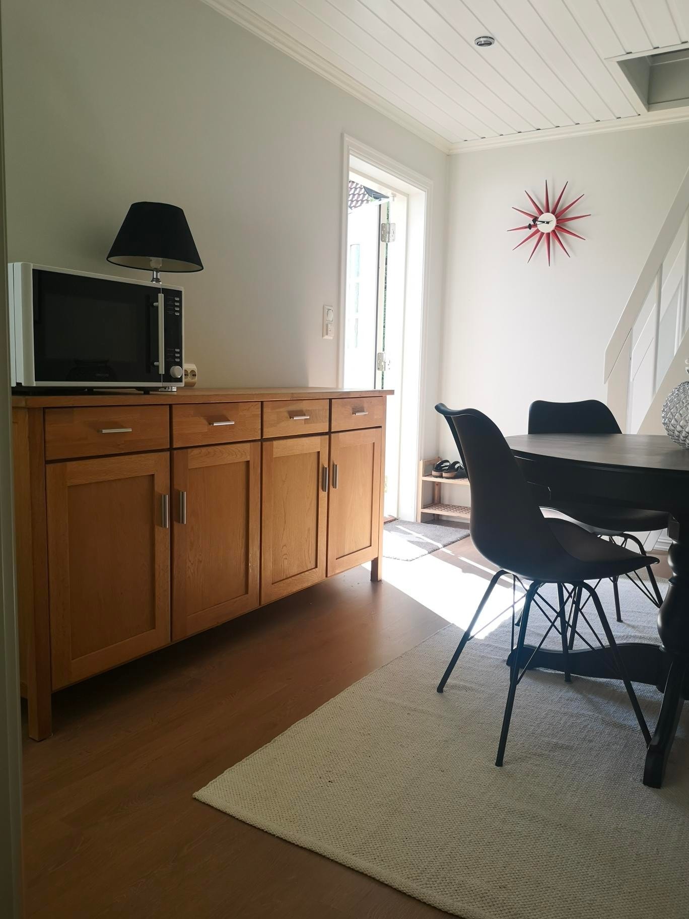 Første etasje, kjøkken med spiseplass og bad. Vi kommer til å sette inn kjøleskap med frysedel samt en hybelkomfyr Galleribilde