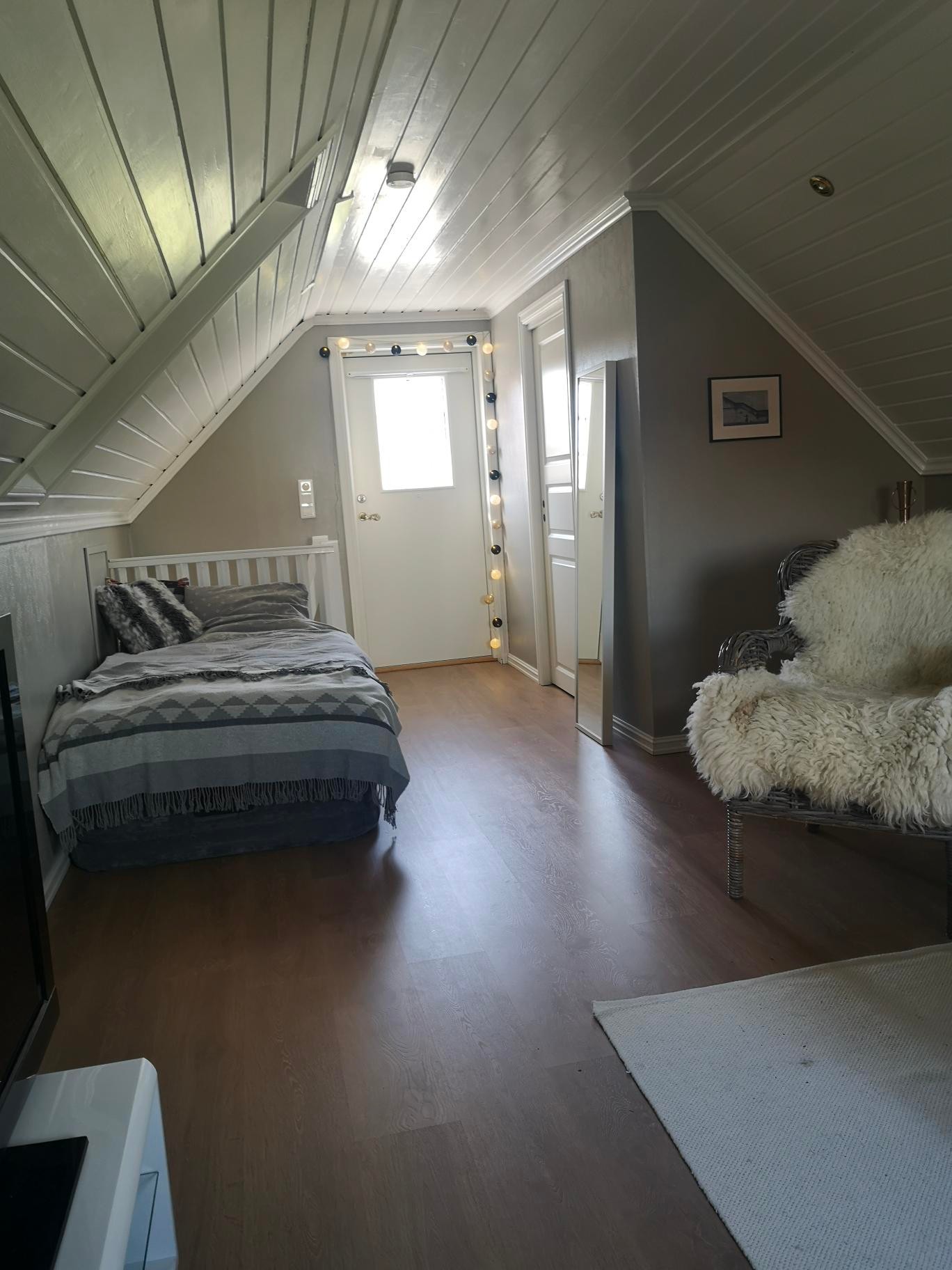 Stue med plass til seng Galleribilde