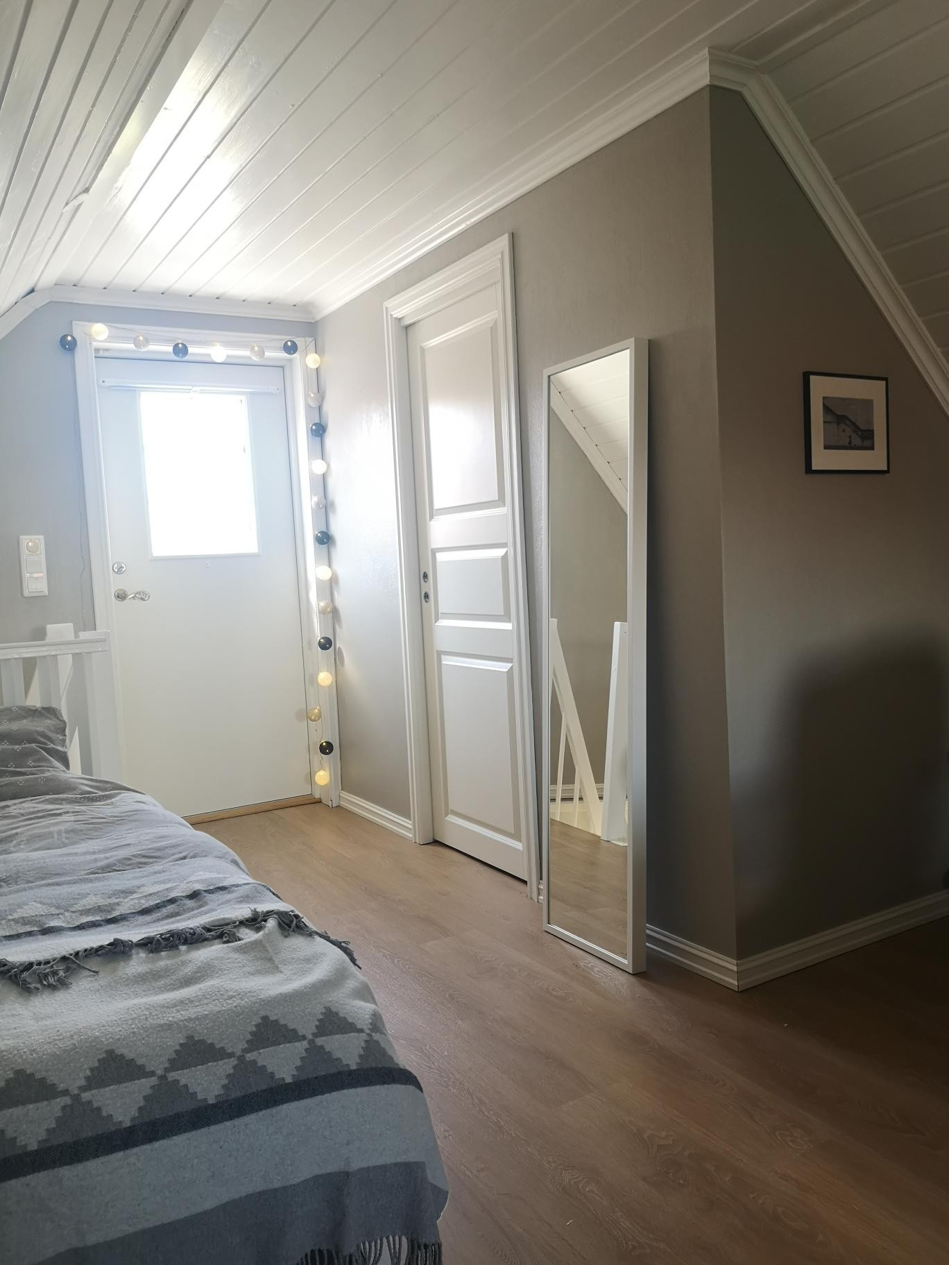 Stue/sov med garderobe/oppbevaringsrom Galleribilde