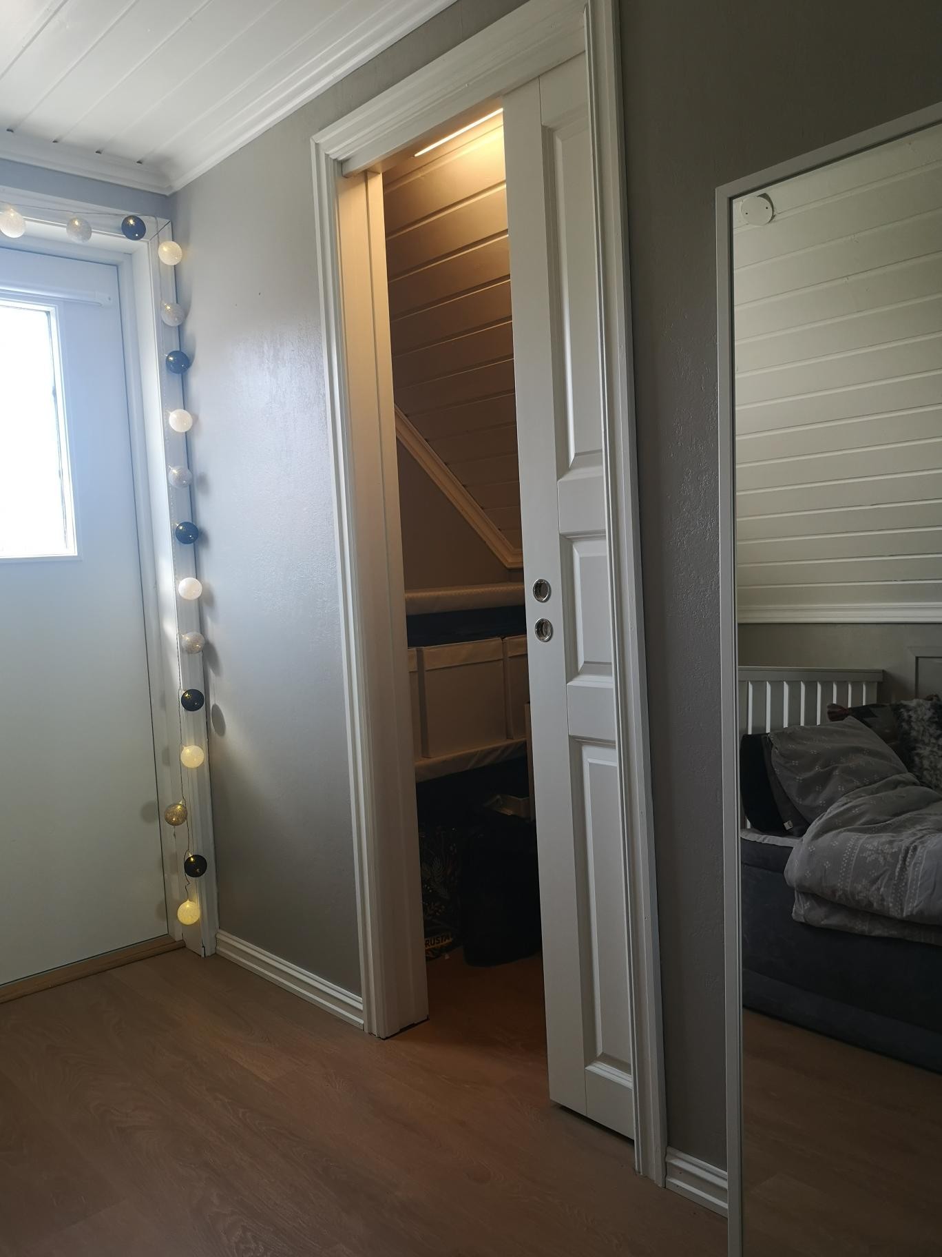 Stuedel med garderobe/oppbevaringsrom Galleribilde