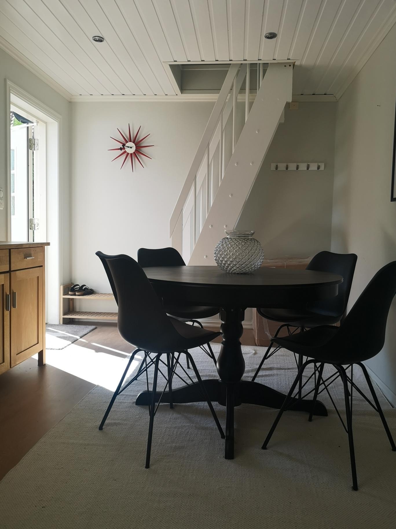 Første etasje med trapp opp til andre etasje. Trappen er ganske bratt. Det er også mulig å benytte seg av utvendig trapp Galleribilde