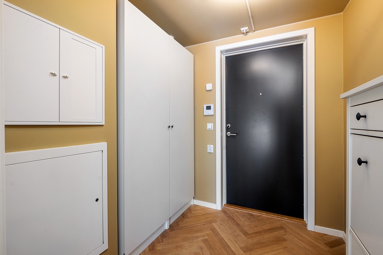 Entre med garderobeskap Galleribilde