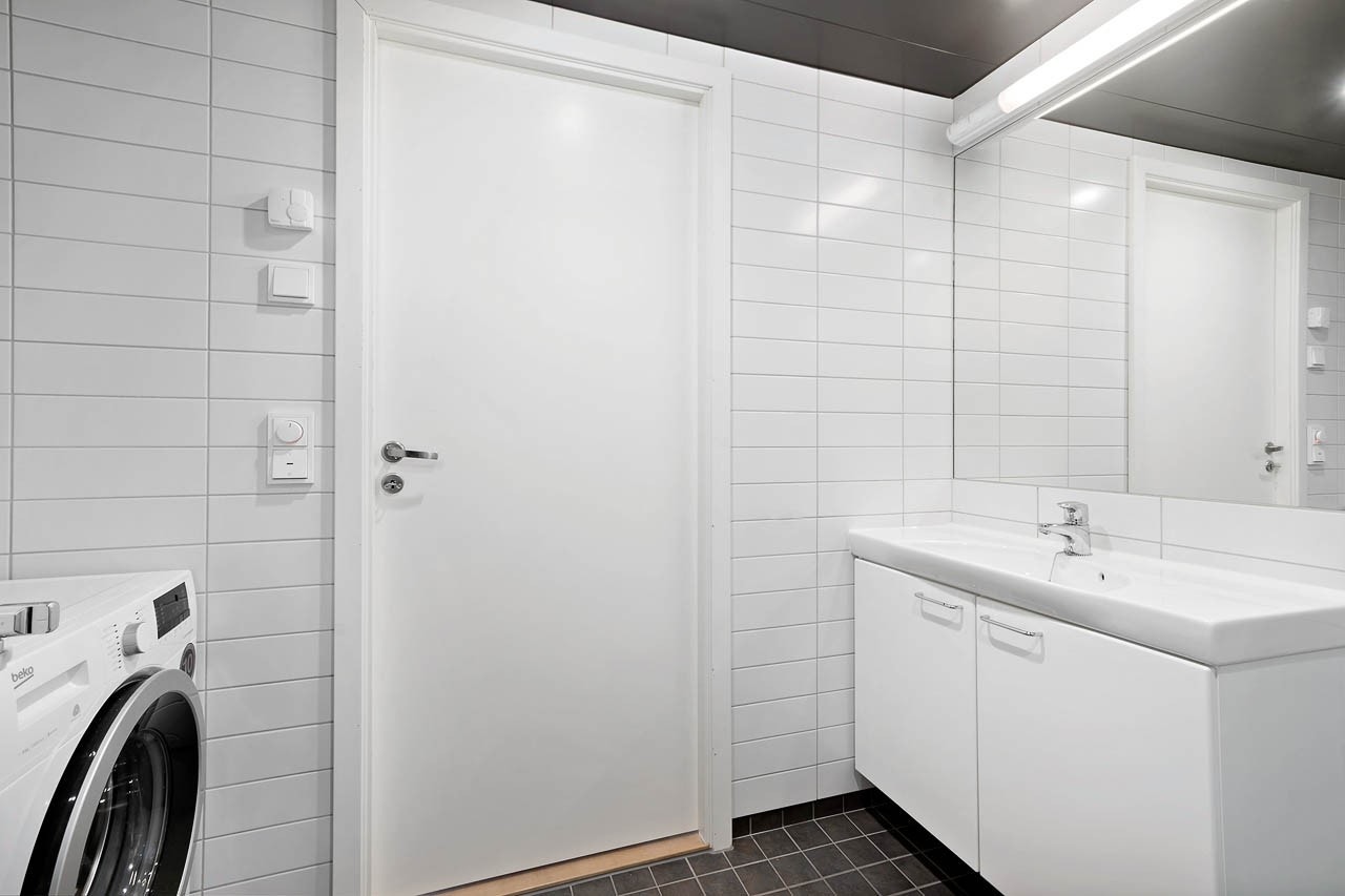 Bad med vaskemaskin + plass til tørketrommel Galleribilde