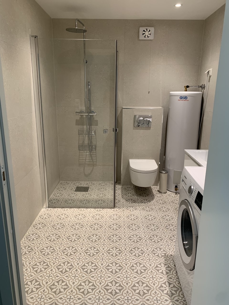 Nytt og flott bad med varmekabler og vaskemaskin Galleribilde