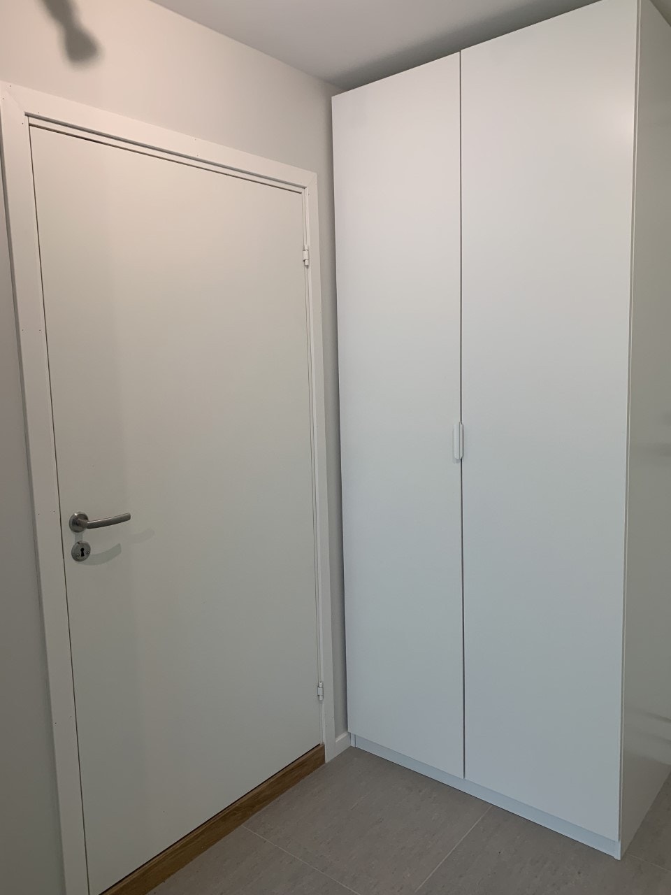 Stort garderobeskap i gang Galleribilde