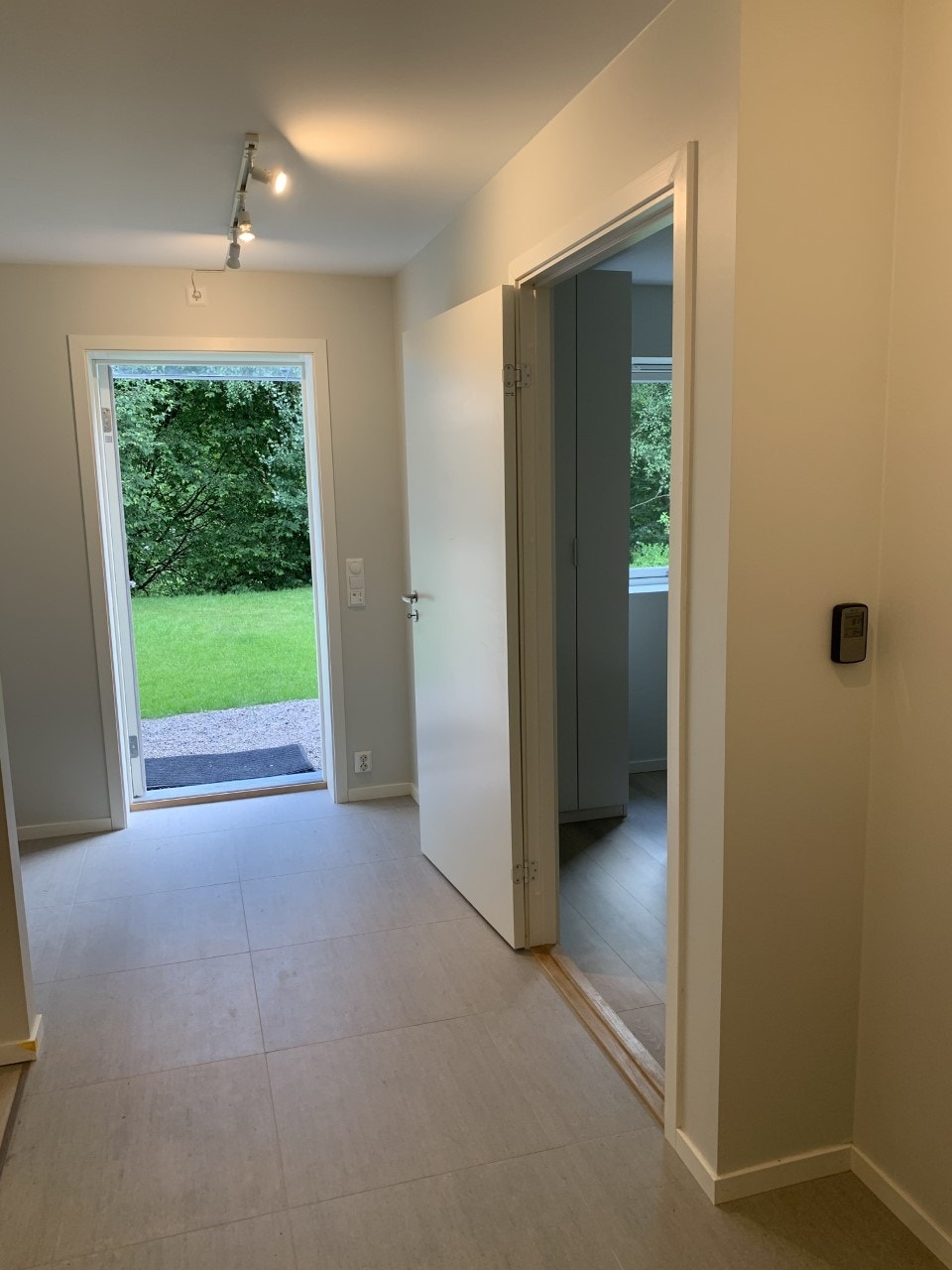 Stor gang med varmekabler og fliser Galleribilde