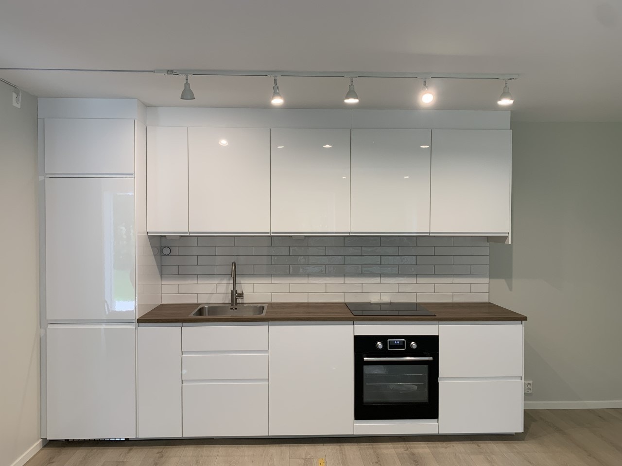 Nytt kjøkken inklusive hvitevarer, stort kjøleskap med fryser og oppvaskmaskin: Alt nytt. Galleribilde