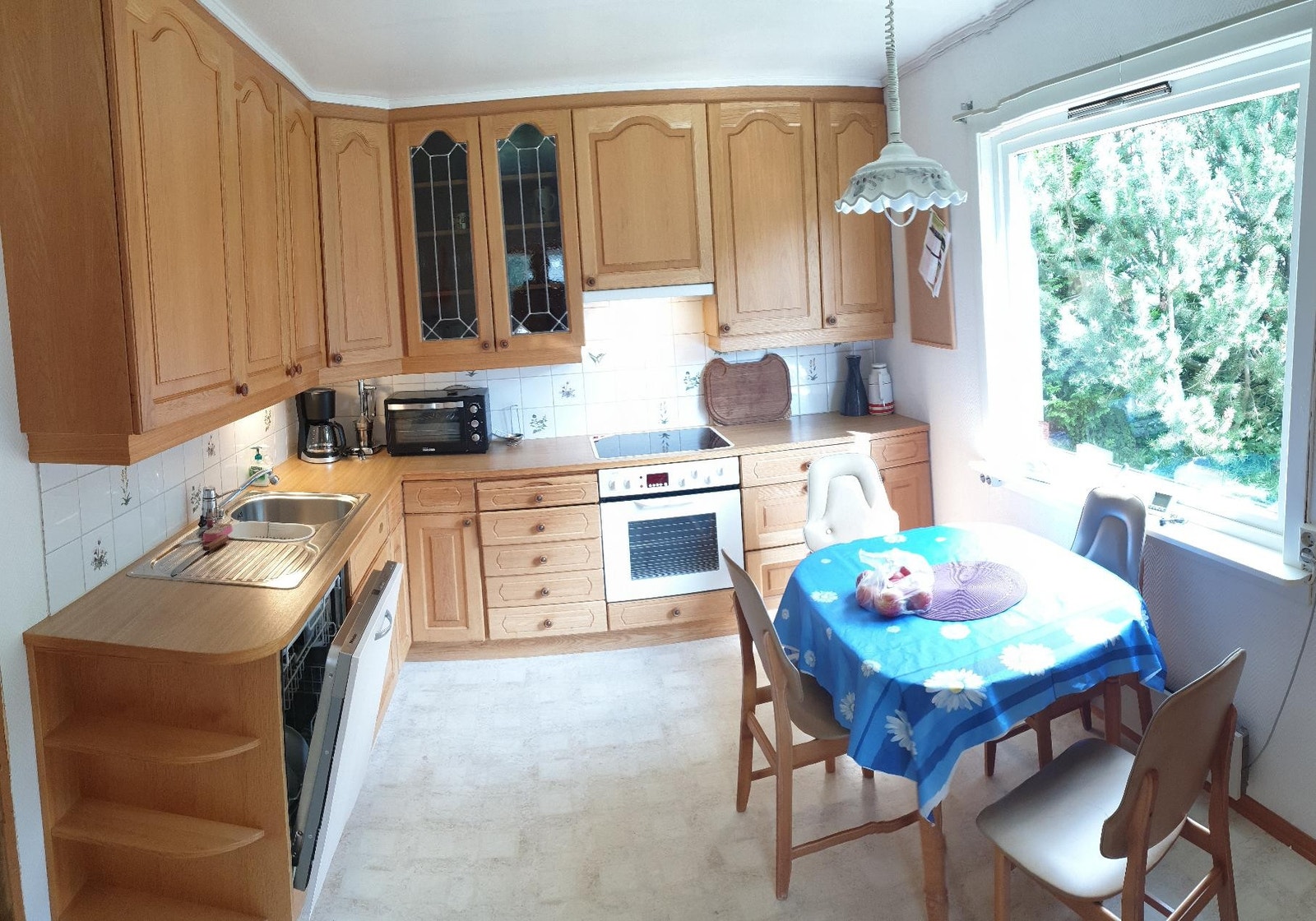 Kvalitetskjøkken - Kjøkken har fått nye hvitevarer en kjøkkenøy og nytt belegg. Galleribilde