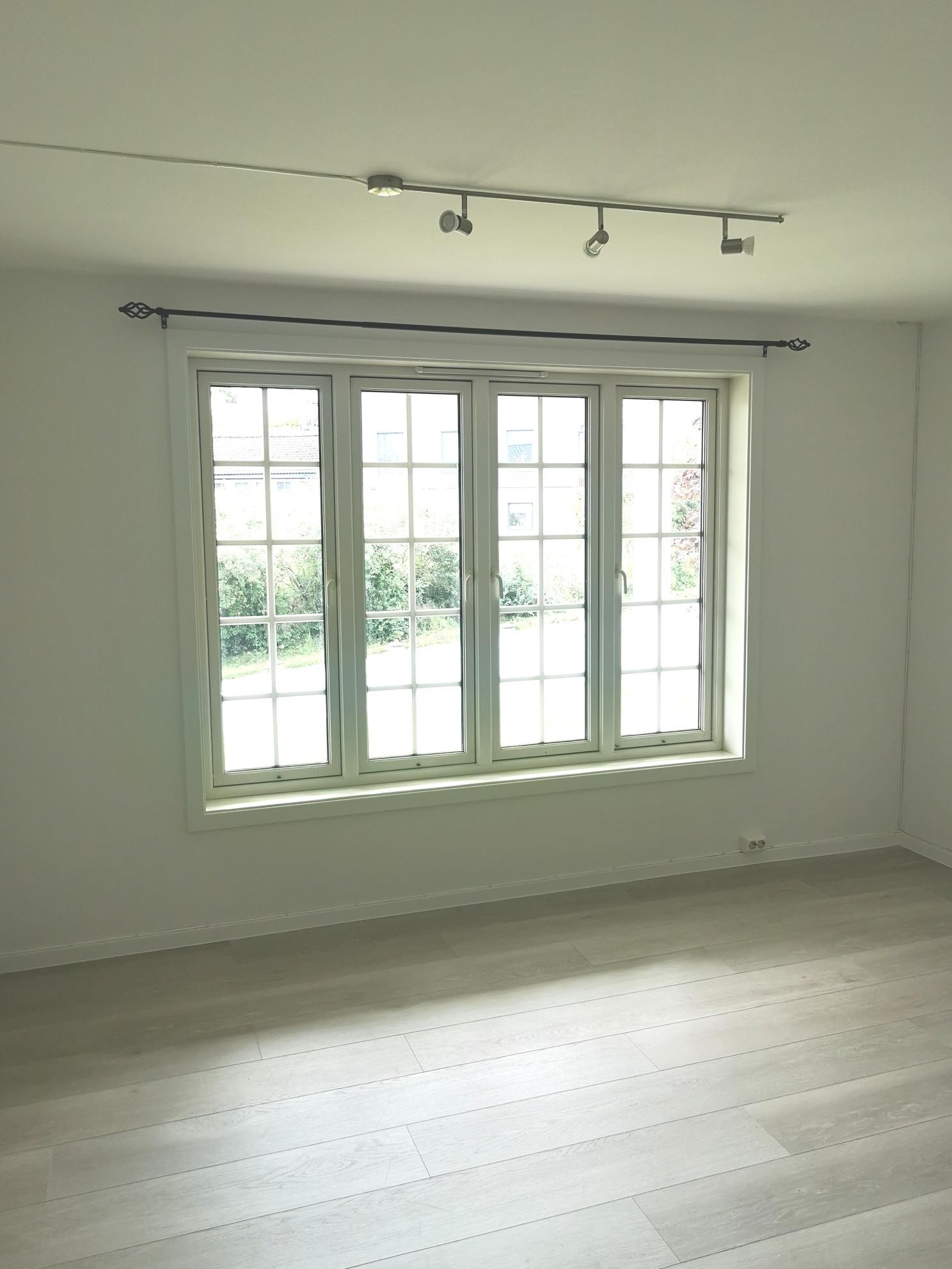 Romslig og lys stue Galleribilde