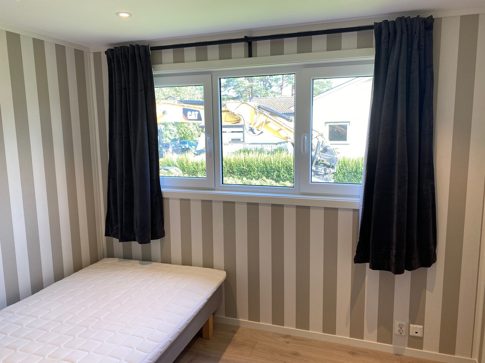 Pene soverom. Varmekabler i gulv. Spotter i tak. Galleribilde