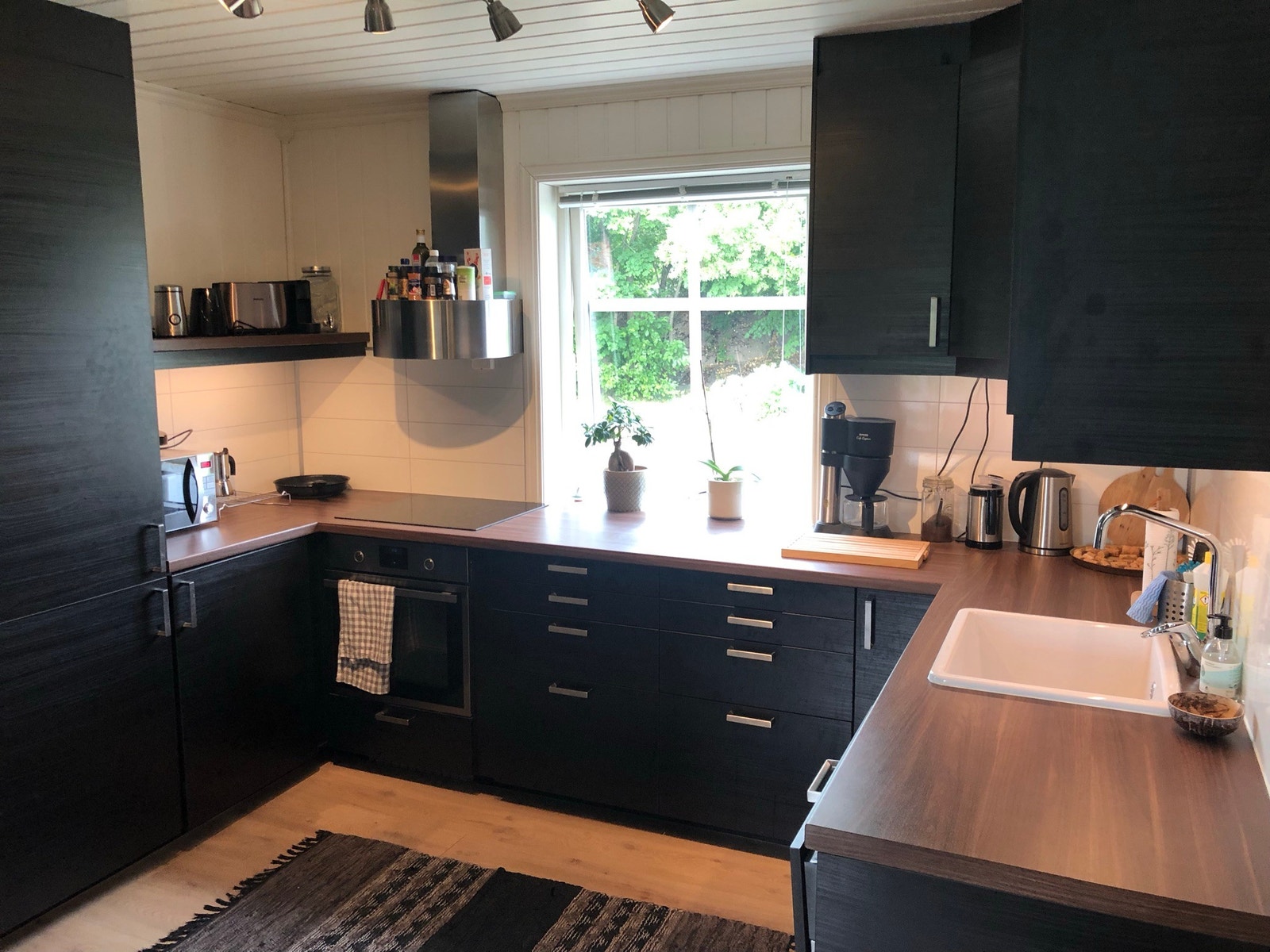 Stort kjøkken med mye skapplass Galleribilde