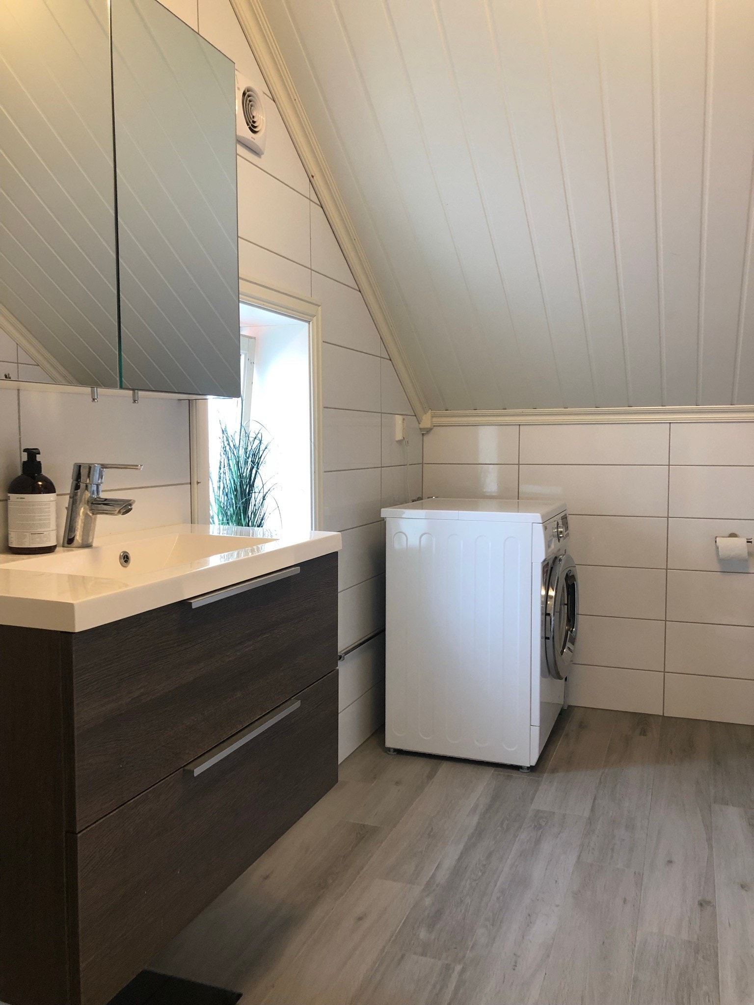 Bad med vindu Galleribilde