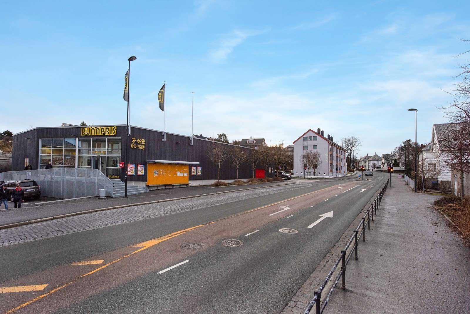 Kort vei til bussforbindelser begge veier og dagligvare. Gangavstand til Kristiansund sentrum Galleribilde