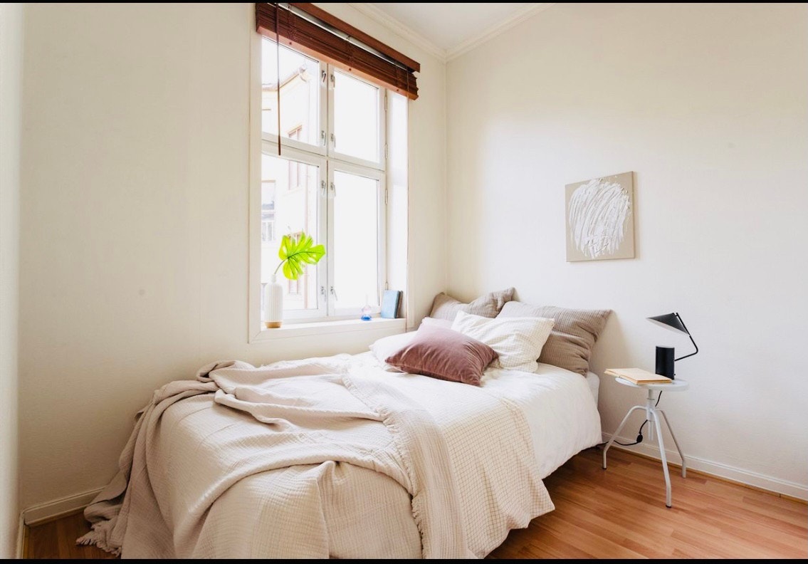 Ledig. Rom 3, ca. 8 m2. Vindu mot stille bakgård. 7800 kr/mnd Galleribilde