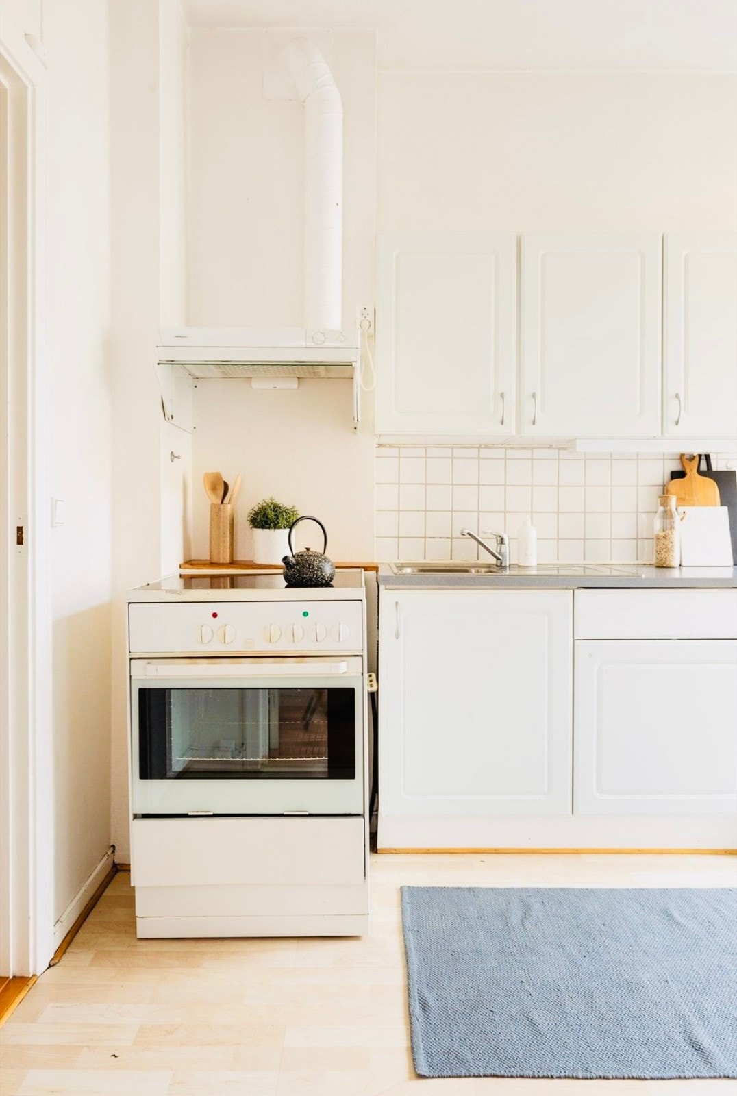 Kjøkken med balkong mot stille bakgård. Galleribilde