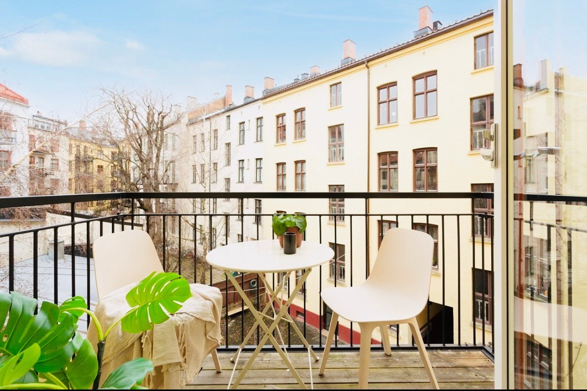 Balkong mot stille bakgård Galleribilde