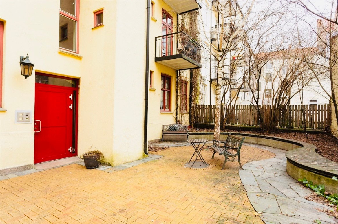 Rolig bakgård Galleribilde